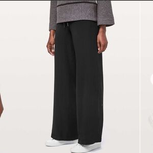 Lululemon On The Fly Pant *Wide Leg Woven 30”
Black
